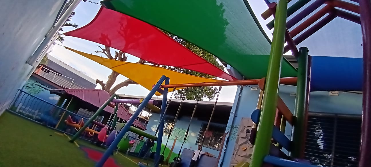 Patio de juegos con toldos de colores